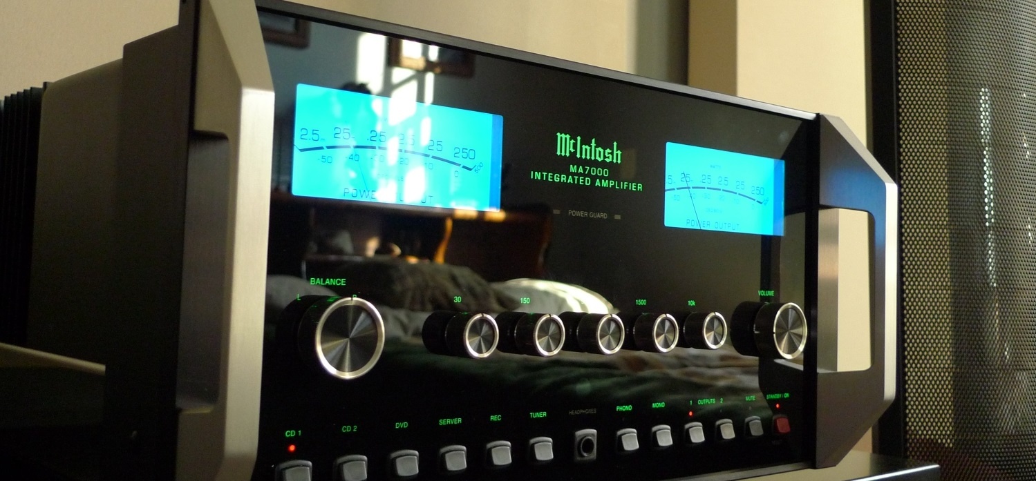McIntosh-integrated-amp-1.jpg
